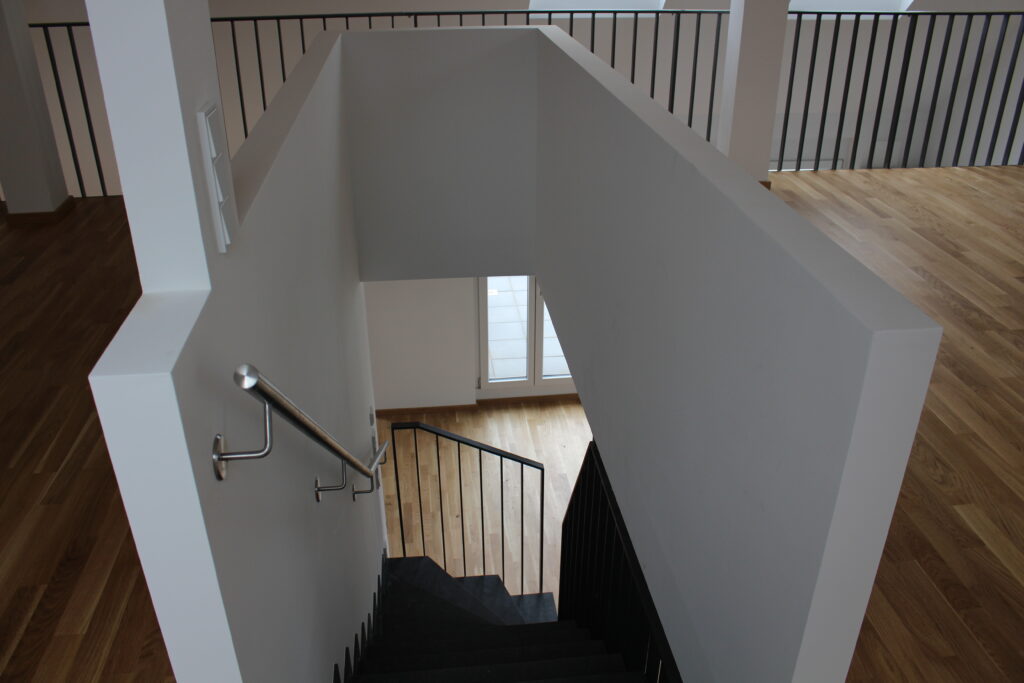 Bauträgerobjekt Hererostrasse - Innenansicht Treppengälender von oben