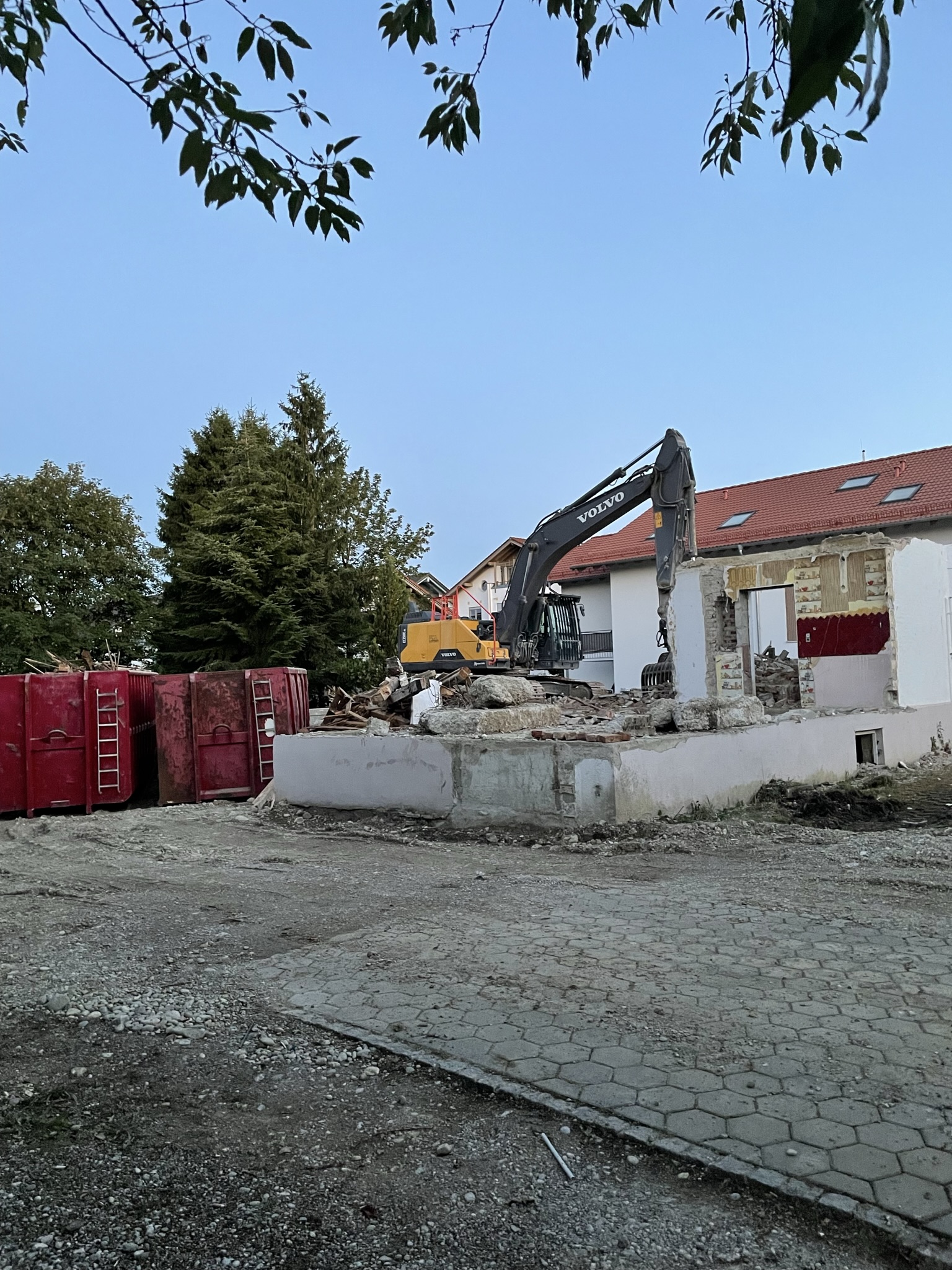 Abriss eines Bestandsgebäudes in der Lindenallee 4, Oberhaching bei München, für die Neuerrichtung eines Mehrfamilienhauses.
